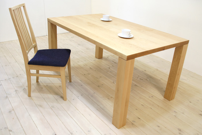凛／RIN 天然木・無垢材を使ったシンプルなダイニングテーブル