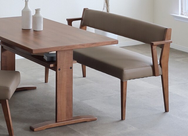 ベンチは背もたれ付き