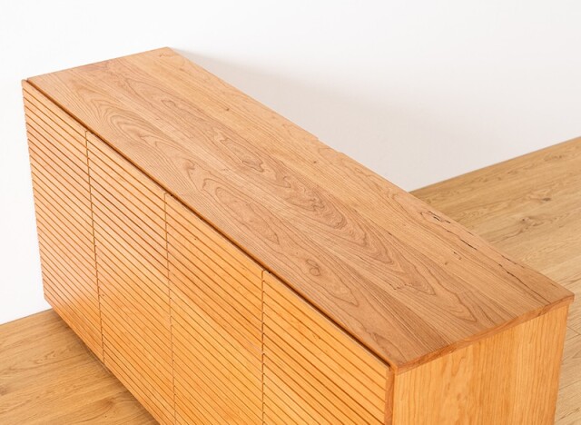 無垢材を用いた天板と前板