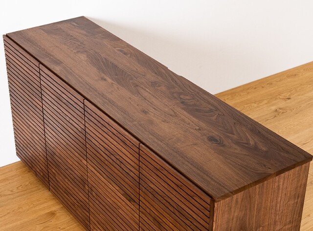 無垢材を用いた天板と前板