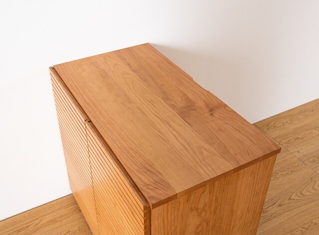 無垢材を用いた天板と前板