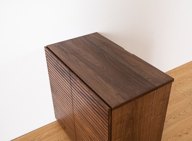 無垢材を用いた天板と前板
